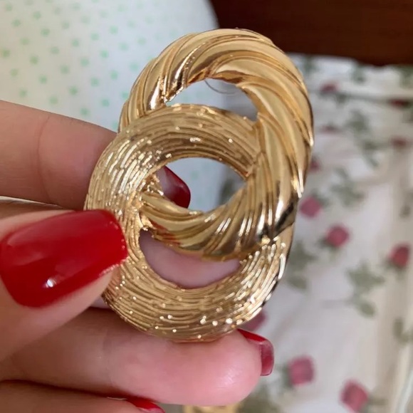 Gold tone knot earrings - Picture 5 of 8